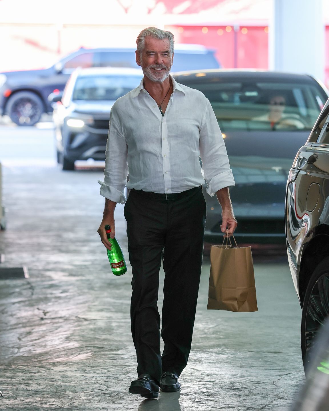 Pierce Brosnan z żoną opuszczają restaurację po obiedzie
