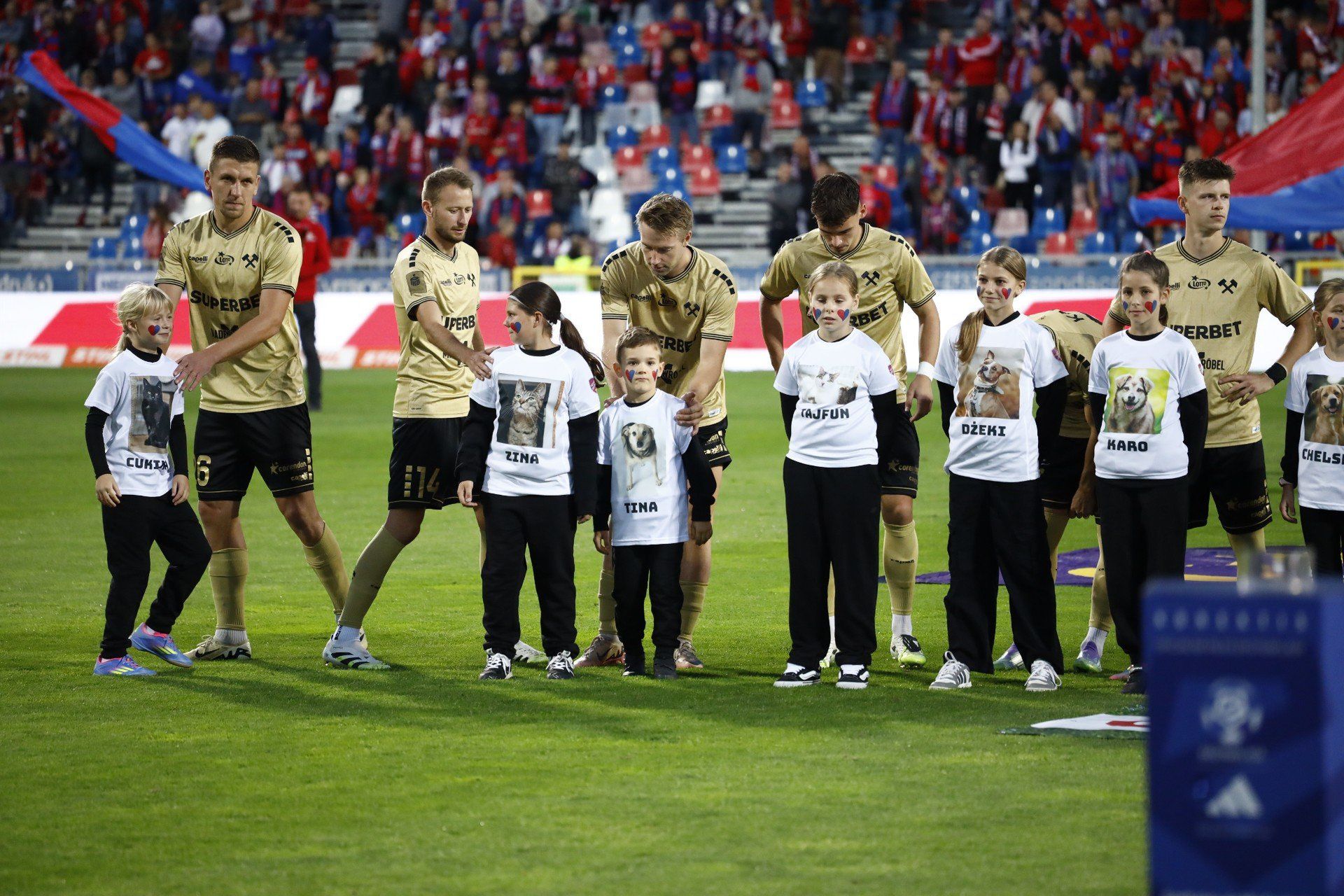 Dziecięca eskorta w specjalnych koszulkach na meczu Raków Częstochowa - Górnik Zabrze