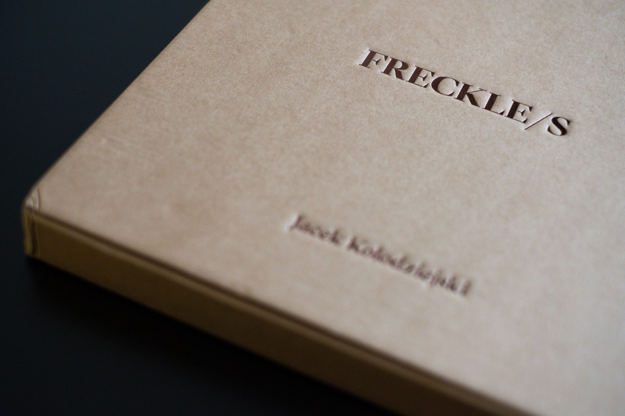 ”Freckle/s” - ironiczny autoportret Jacka Kołodziejskiego w druku [recenzja] 2