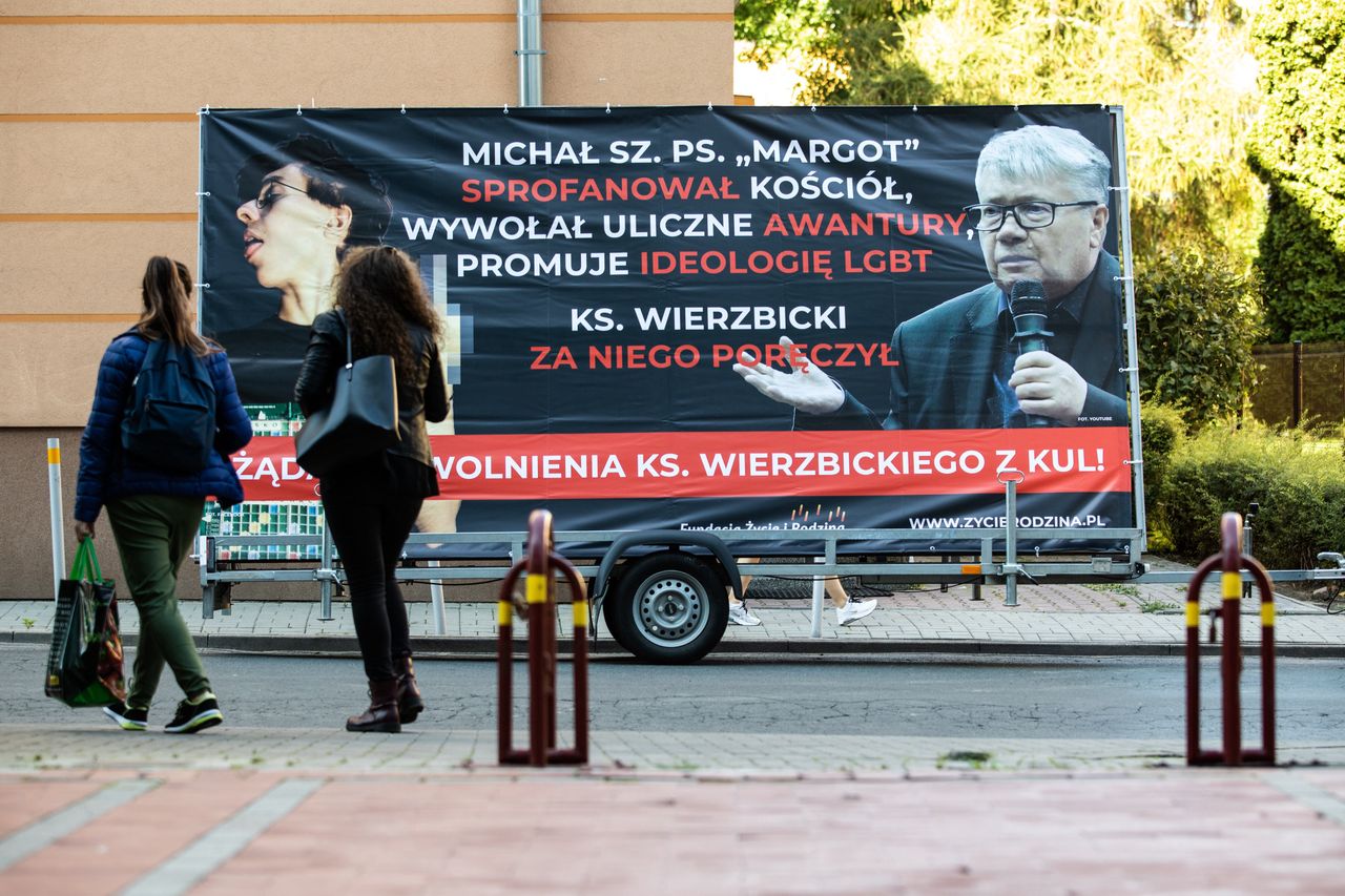 Baner z Ks. Wierzbickim, który wsparł Margot