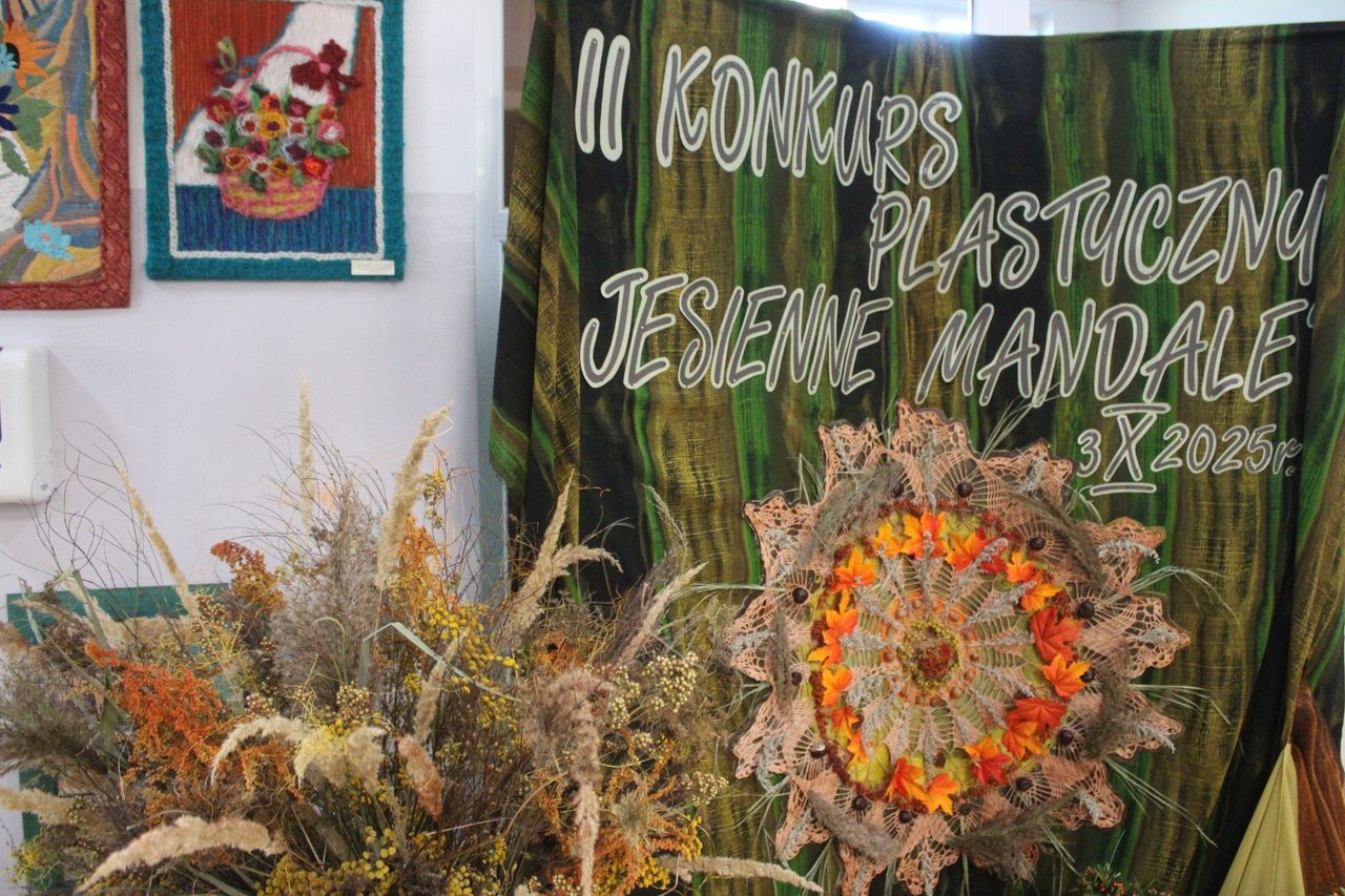 Bełchatów: Jesienny konkurs plastyczny. Wystawa w III LO im. Adama Mickiewicza