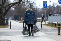 "Śpię na cmentarzu". Bezdomny mówi, jak radzi sobie w zimie