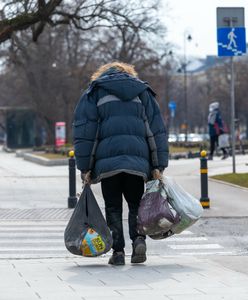 "Śpię na cmentarzu". Bezdomny mówi, jak radzi sobie w zimie