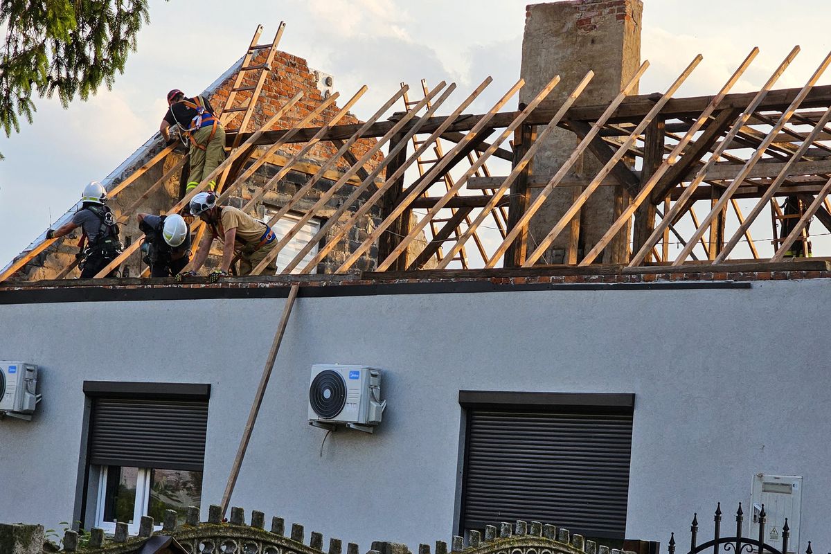 Gwałtowna wichura zerwała dach na budynku mieszkalnym w Sowinie