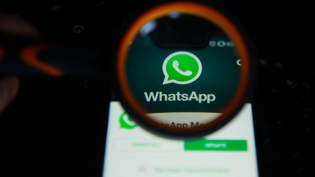 Twórcy WhatsAppa zalecają jak najszybszą aktualizację (Getty Images)