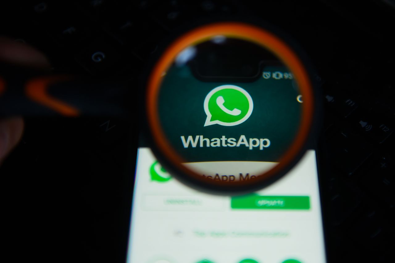 Twórcy WhatsAppa zalecają jak najszybszą aktualizację (Getty Images)