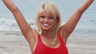 Donna D'Errico ze "Słonecznego Patrolu" kusi w satynowym bikini. Widać, że zaraz skończy... 55 lat?