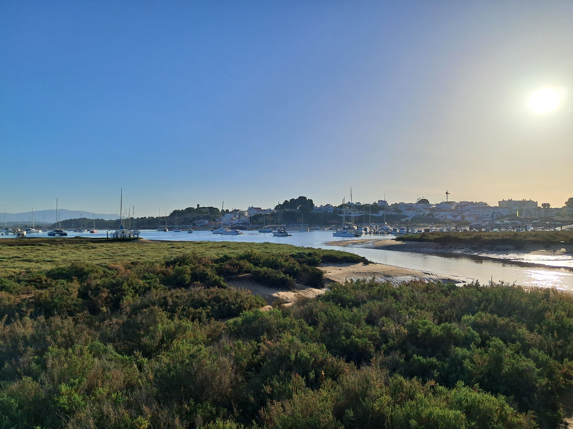 Szlak  Ria de Alvor prowadzi przez wydmy, równiny i słone bagna