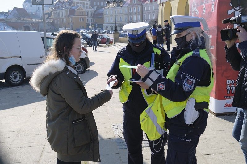 Policjanci i pracownicy WORD rozdawali przechodniom odblaski