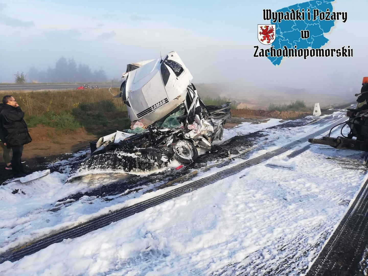 Ciężarówka przygniotła auto dostawcze. Jedna osoba nie żyje