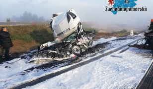 Ciężarówka przygniotła auto dostawcze. Jedna osoba nie żyje