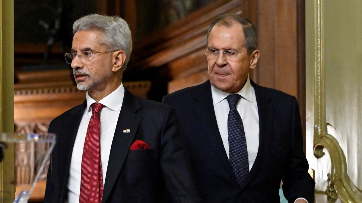 Russia's Foreign Minister Sergei Lavrov (R) and India's Foreign Minister Subrahmanyam Jaishankar (L) arrive for a joint press conference following their talks in Moscow, Russia, 27 December 2023. EPA/ALEXANDER NEMENOV / POOL Dostawca: PAP/EPA.