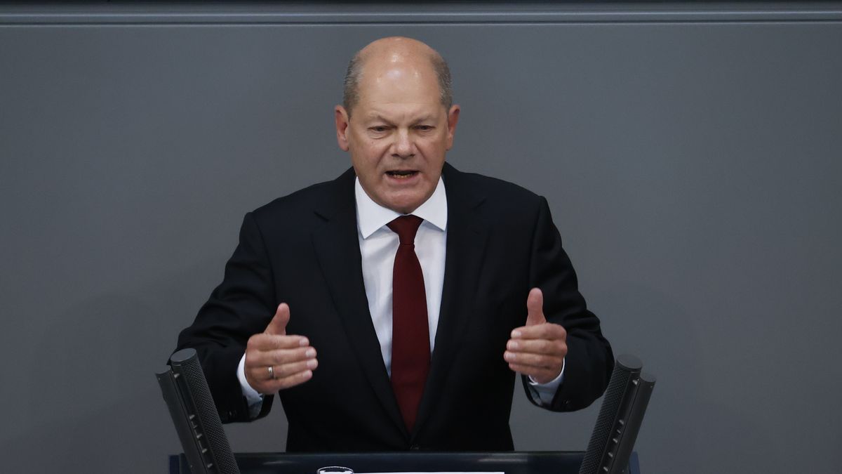 BERLIN, GERMANY - SEPTEMBER 07: German Chancellor Olaf Scholz speaks during the general debate on the budget at the Bundestag in Berlin, Germany 07, 2022. (Photo by Abdulhamid Hosbas/Anadolu Agency via Getty Images)
