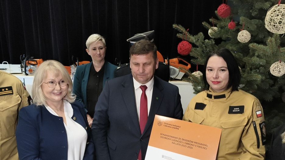 Jednostka Ochotniczej Straży Pożarnej w Zawichoście otrzymała łódź płaskodenną z silnikiem zaburtowym. O znaczeniu łodzi w przypadku te jednostki mówiła Anna Mazur, prezes jednostki z prawej. W środku wicewojewoda Michał Skotnicki, z lewej burmistrz Katarzyna Kondziołka.