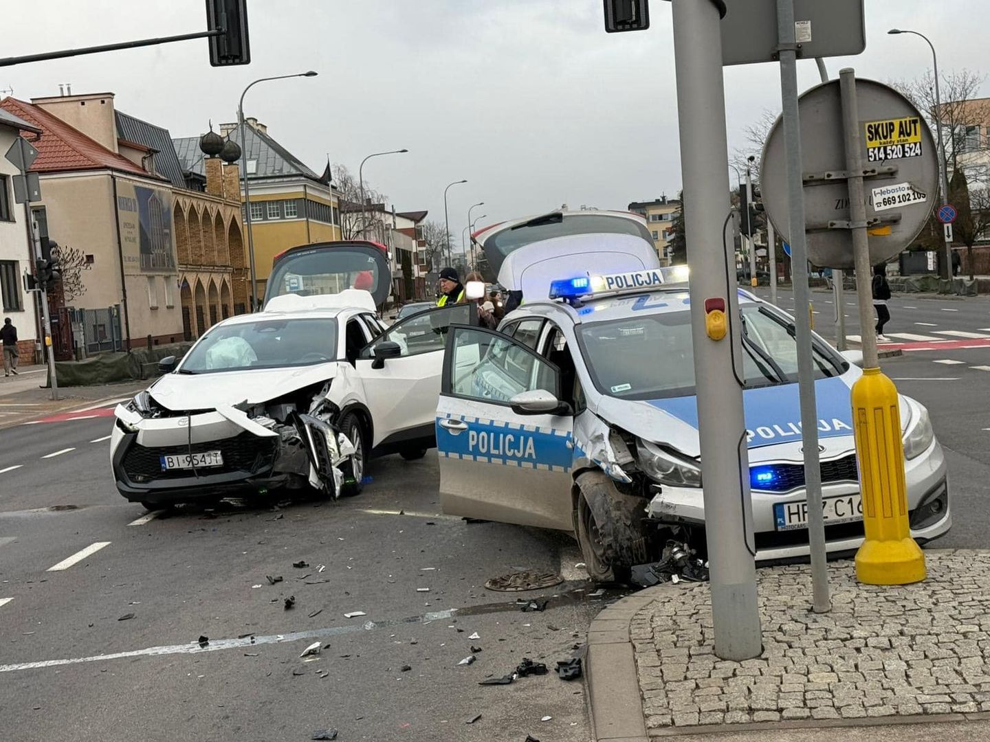 Radiowóz wjechał na skrzyżowanie i doszło do zderzenia. "Pilna interwencja"