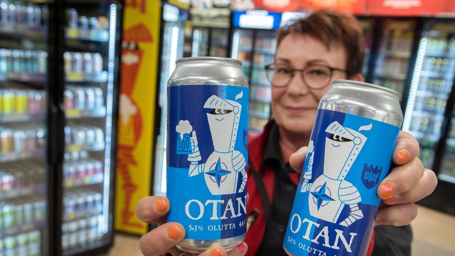 Nato beer coming to shopping center in Helsinkiepa09957290 Shop clerk Minna Siven poses with cans of OTAN beer at a supermarket in Helsinki, Finland, 19 May 2022. Finnish brewery Olaf Brewing introduced their OTAN beer into the market, a beer released to cheer Finland's historic decision to join the NATO, or OTAN as the defence alliance is abbreviated in some languages. The brewery plans to send beer to the Presidential Palace, Parliament and the General Staff. "We hope that after a busy spring, the state leadership, members of parliament and the Defense Forces will have some time to celebrate the results of their work, for example by taking this beer." Finland's Parliament on 17 May approved the country's application for NATO membership as a result of Russia's invasion of Ukraine.  EPA/MAURI RATILAINEN Dostawca: PAP/EPA.MAURI RATILAINEN