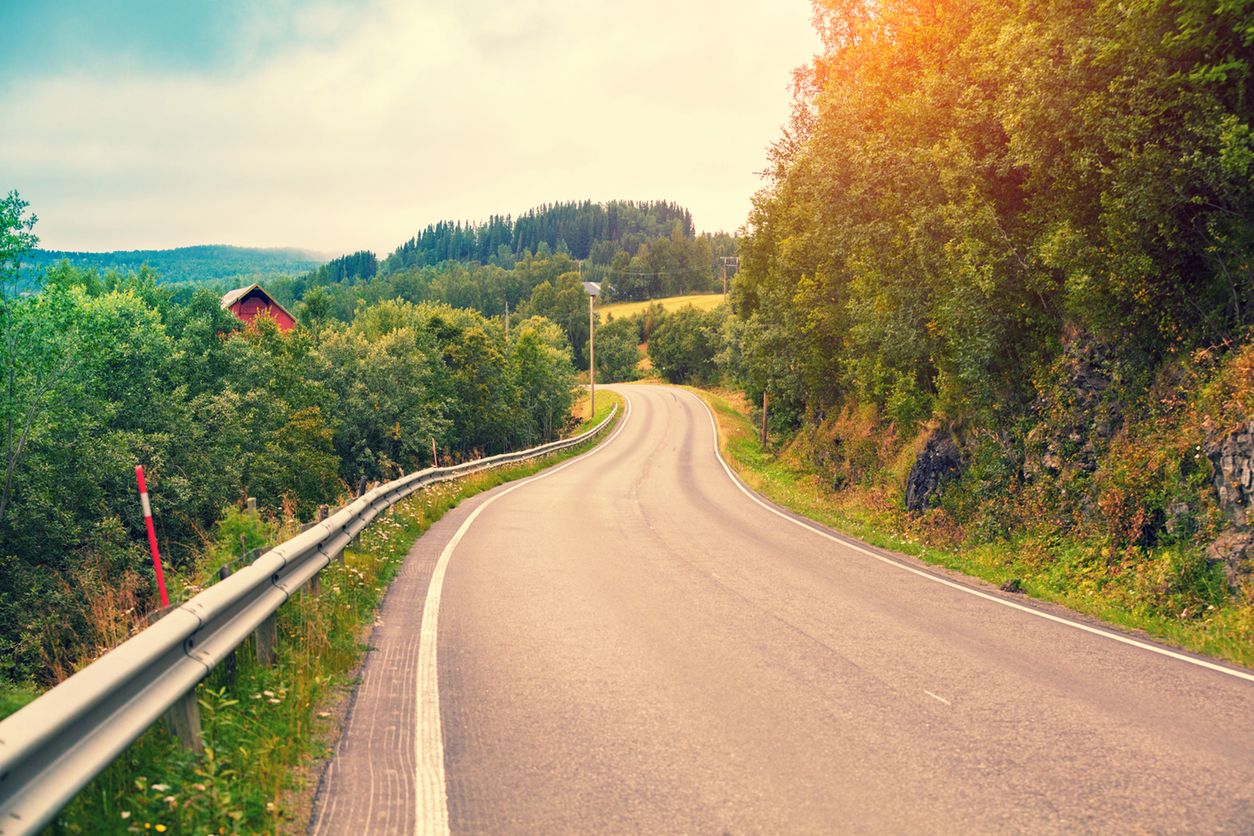 Do wypadku doszło na niemal prostej drodze (iStock)