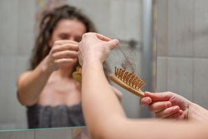 Włosy wypadają garściami. W ten sposób organizm wysyła nam sygnał