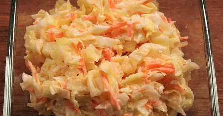 Prosty przepis na królową surówek. Każdy ją kiedyś jadł, nie każdy umie przyrządzić