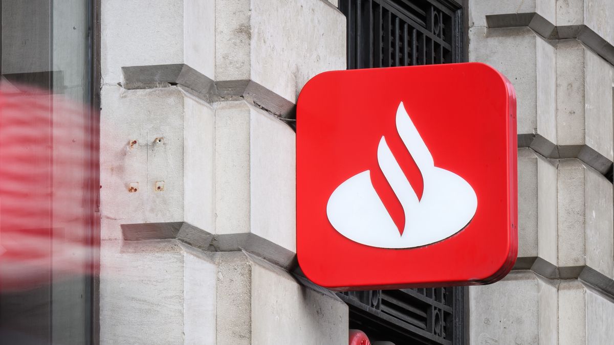 LONDON, ENGLAND - JANUARY 20: The logo of the Santander banking chain is seen outside a branch on January 20, 2025 in London, England. it has been reported in the UK Newspaper the Financial Times that Santander is considering its future in the UK. The Spanish owner Banco Santander announced last October it was to cut 1400 jobs in the UK and has since lost a £295million for car loan mis-selling. (Photo by Leon Neal/Getty Images)