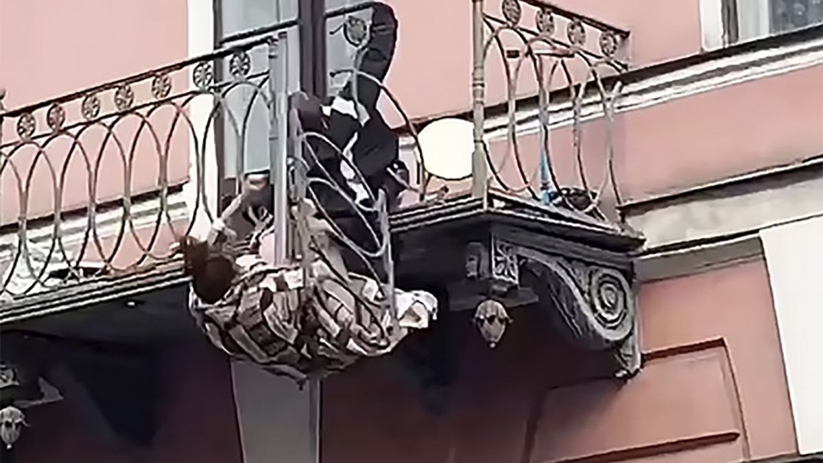 Para wypadła z balkonu na drugim piętrze