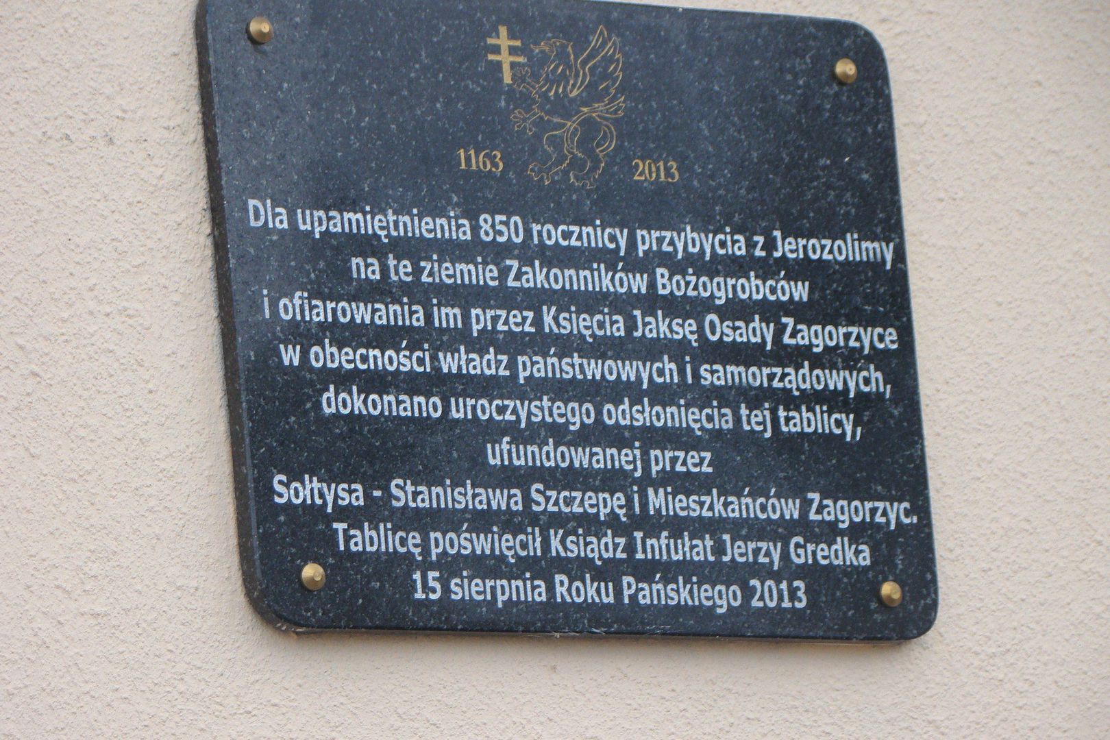 Tablica, która przypomina, że Zagorzyce zostały podarowane bożogrobcom w 1163 roku