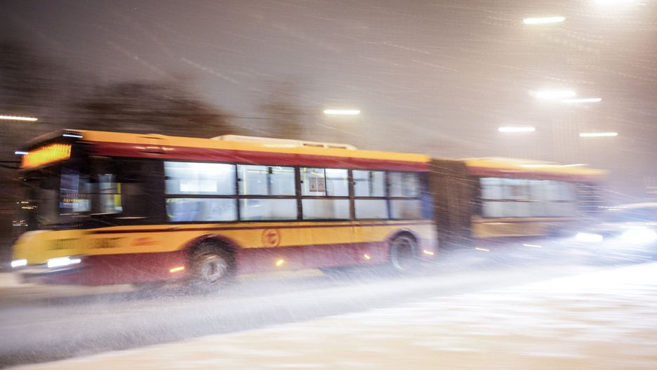Warszawa. Na Bielanach doszło do kolizji autobusu z samochodem