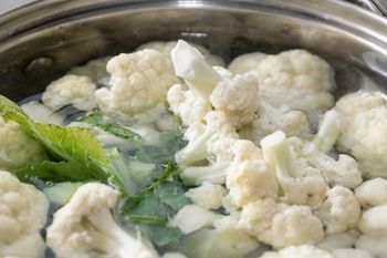 Wsyp 1 łyżeczkę do gotującej się wody. Kalafior zachowa śnieżnobiały kolor, a uciążliwy zapach zniknie