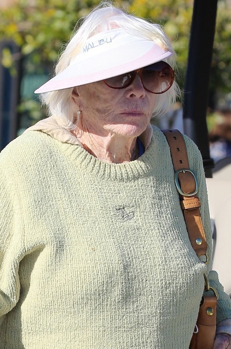 Shirley MacLaine sączy Martini na lunchu w Malibu