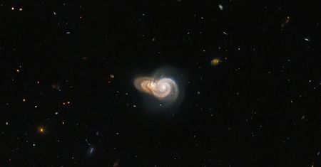Zderzenie 2 galaktyk. Przepiękna iluzja optyczna z teleskopu Hubble’a