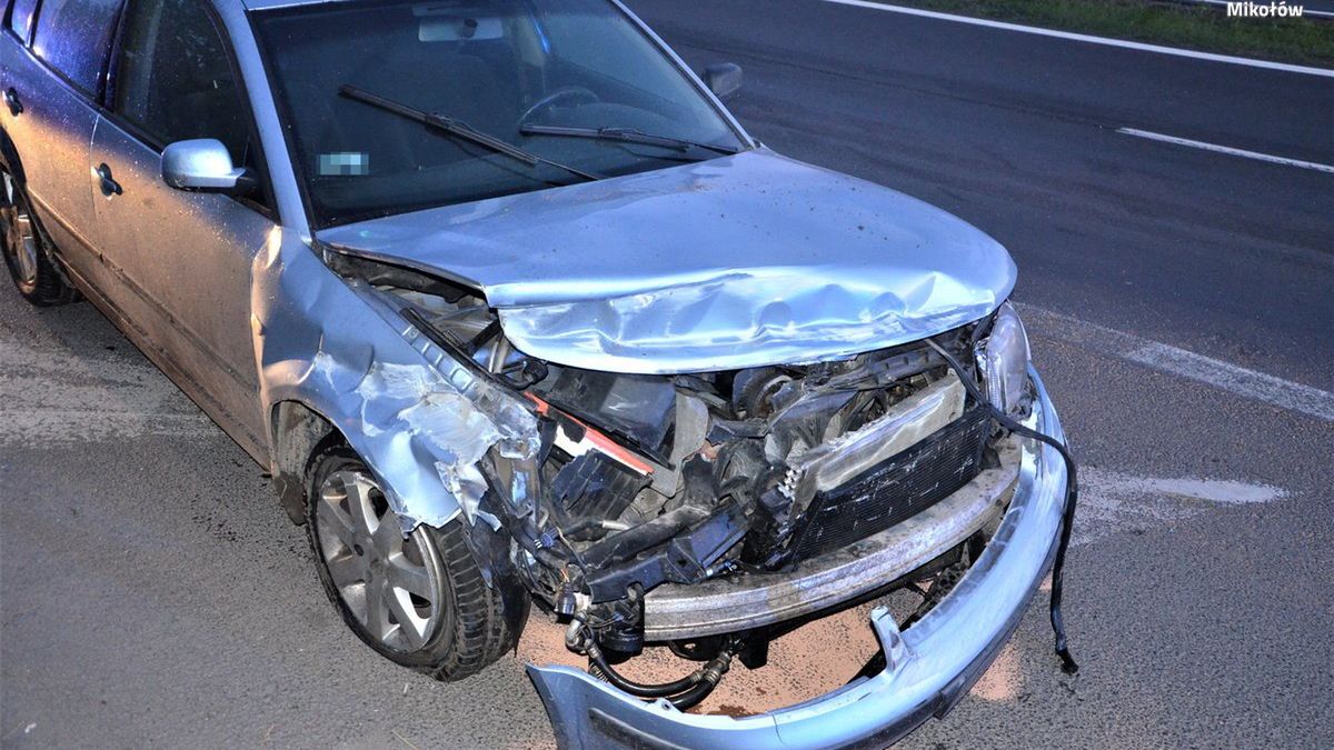24-latka spowodowała kolizję uderzając w barierki