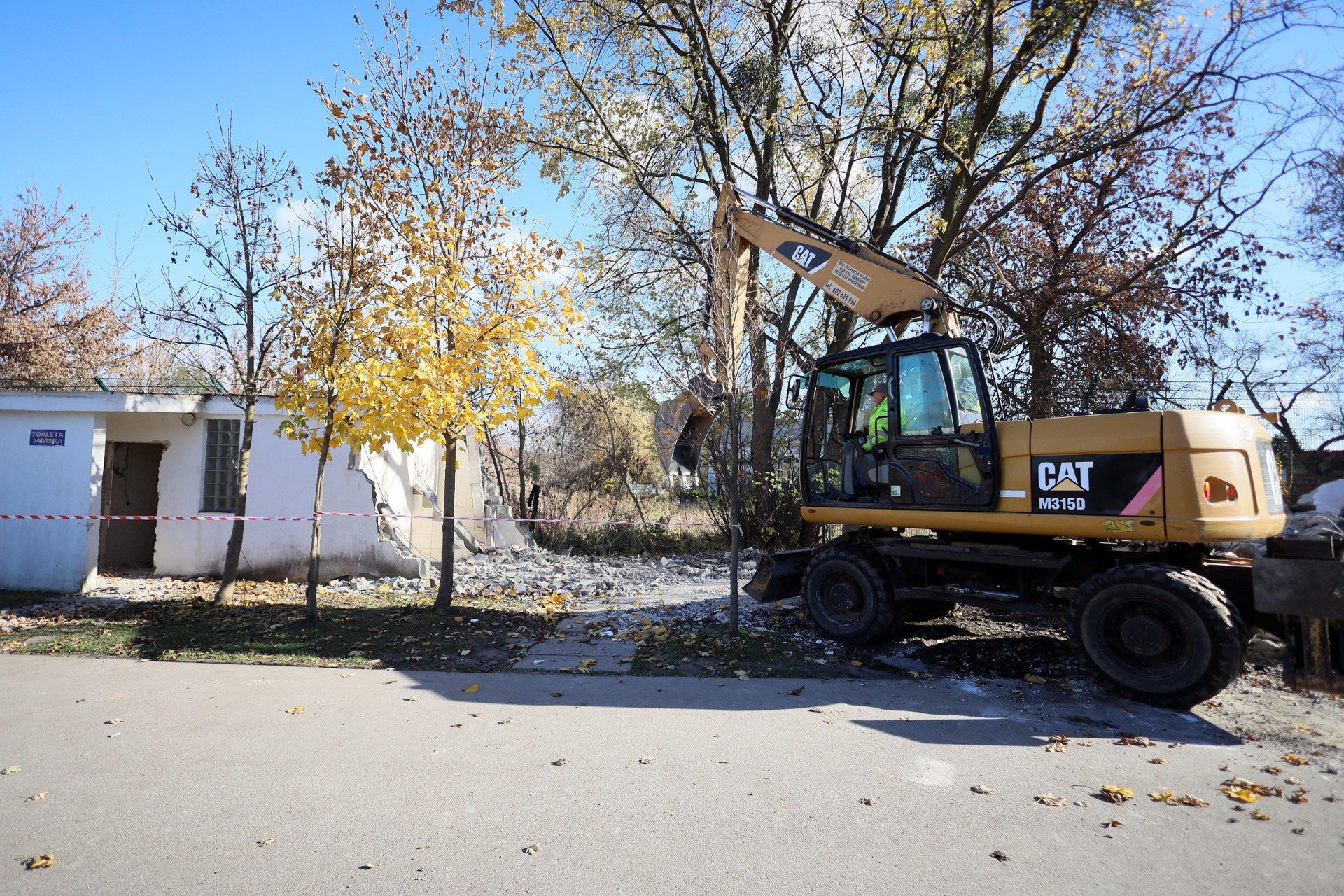 Ruszyła przebudowa stadionu żużlowego przy Zygmuntowskich. Na pierwszy ogień poszły toalety.