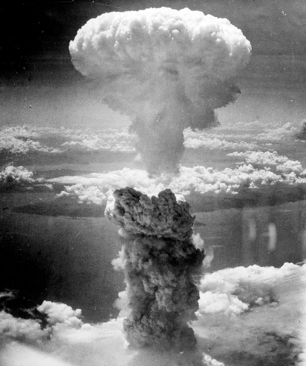 Grzyb dymu powstały w wyniku wybuchu bomby atomowej nad Nagasaki, 9 sierpnia 1945 roku