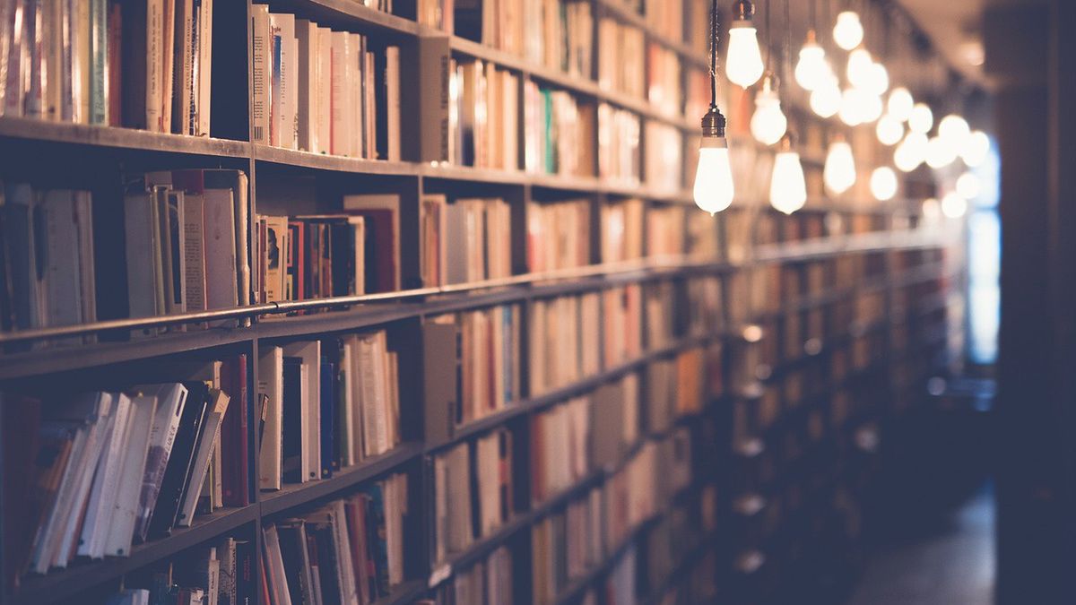 Lampiony zdobią wnętrze biblioteki.