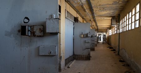 60 lat za kratami. Były komendant więzienia skazany za tortury