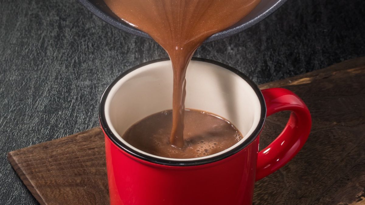 Aromatyczne gorące kakao w czerwonym kubku