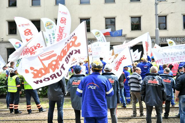 Wrocław, 26.05.2021. Pracownicy kopalni Turów podczas protestu przed siedzibą przedstawicielstwa Komisji Europejskiej i Parlamentu Europejskiego we Wrocławiu, 26 bm. w sprawie zamknięcia kopalni. Trybunał Sprawiedliwości Unii Europejskiej przychylił się do wniosku Czech i 21 bm. nakazał Polsce natychmiastowe wstrzymanie wydobycia w kopalni Turów do czasu merytorycznego rozstrzygnięcia. (sko) PAP/Maciej Kulczyński