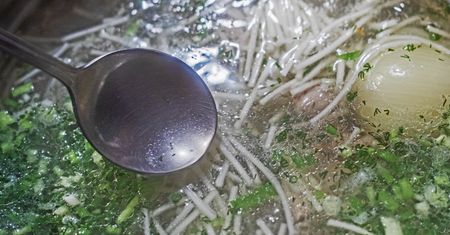 Niemal zawsze ląduje w rosole. Ekspert odradza, może szkodzić