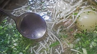 Najgorszy dodatek do rosołu. Ekspert odradza, może być rakotwórczy
