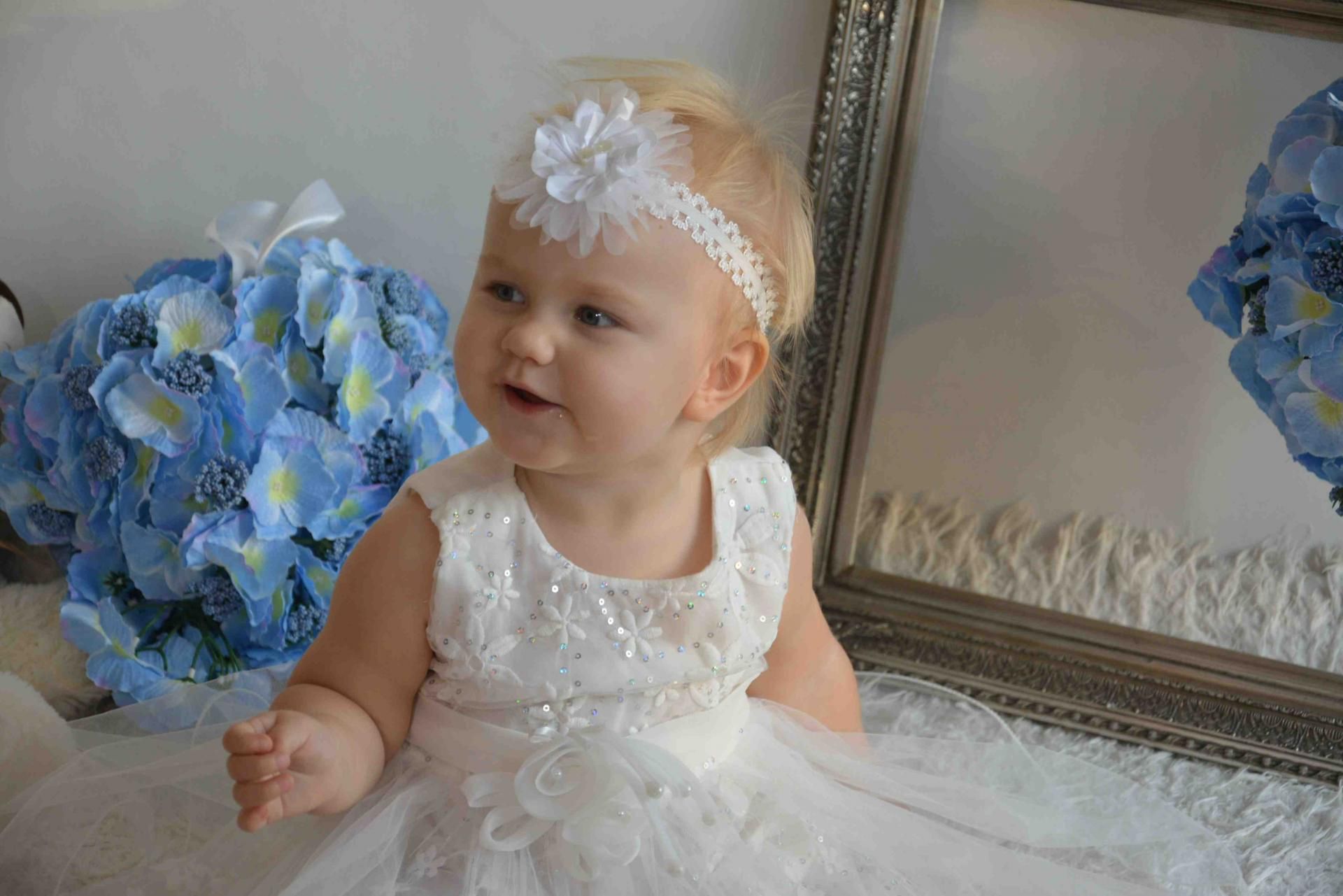 Lena próbuje stawać na nogi. Bardzo chciałaby zacząć chodzić jak jej rówieśnicy