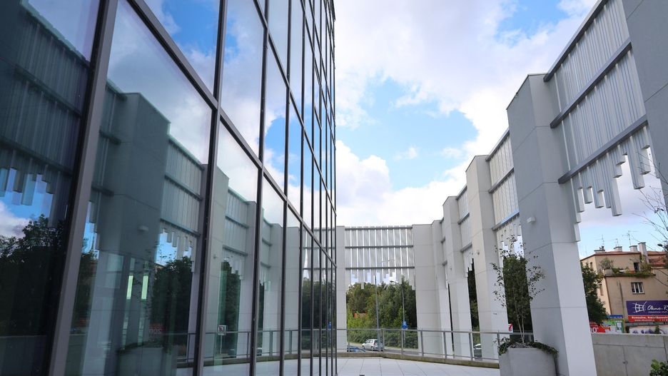 Wieżowiec Olszynki Park w Rzeszowie. Szklana fasada.