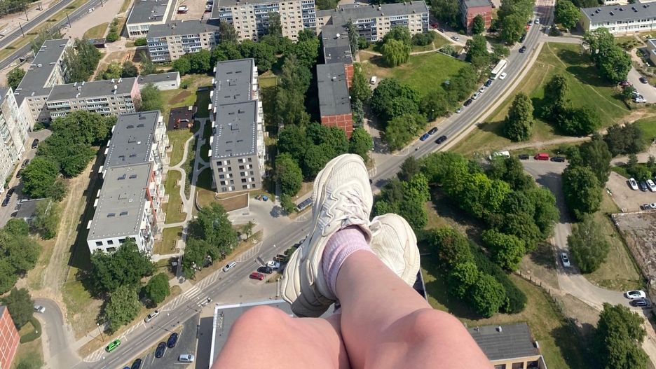 Spacer po wieży telewizyjnej odbywa się na specjalnej uprzęży