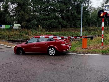 Katowice: Opel zgubił koło na przejeździe kolejowym. Z pomocą ruszył policjant po służbie