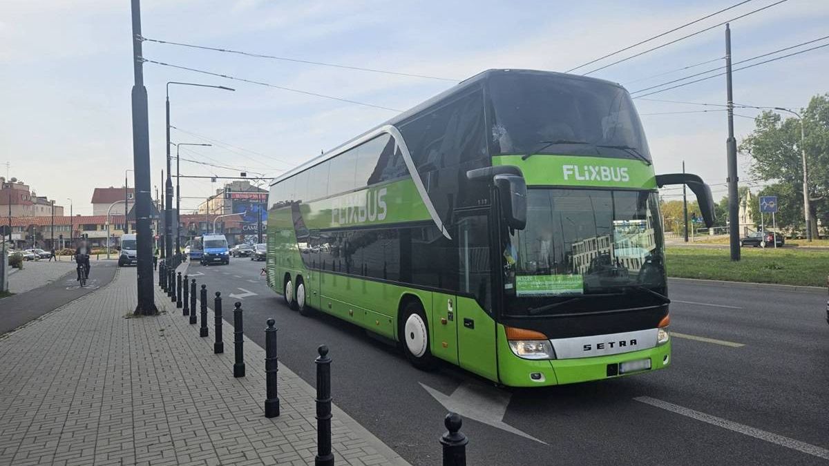 Flixbus uderzył w sygnalizator przy przejściu dla pieszych obok Gali
