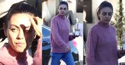 Zaspana Mila Kunis przechadza się ze śniadaniem na wynos