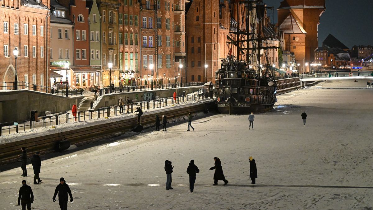 Gdańsk, 30.01.2026. Spacerowicze i łyżwiarze na zamarzniętej rzece Motławie w Gdańsku, 30 bm. Zamarzanie Motławy, zwłaszcza w centrum Gdańska, jest zjawiskiem rzadkim, ze względu na głębokość rzeki, wpływ Martwej Wisły oraz prądów morskich. (mr) PAP/Adam Warżawa