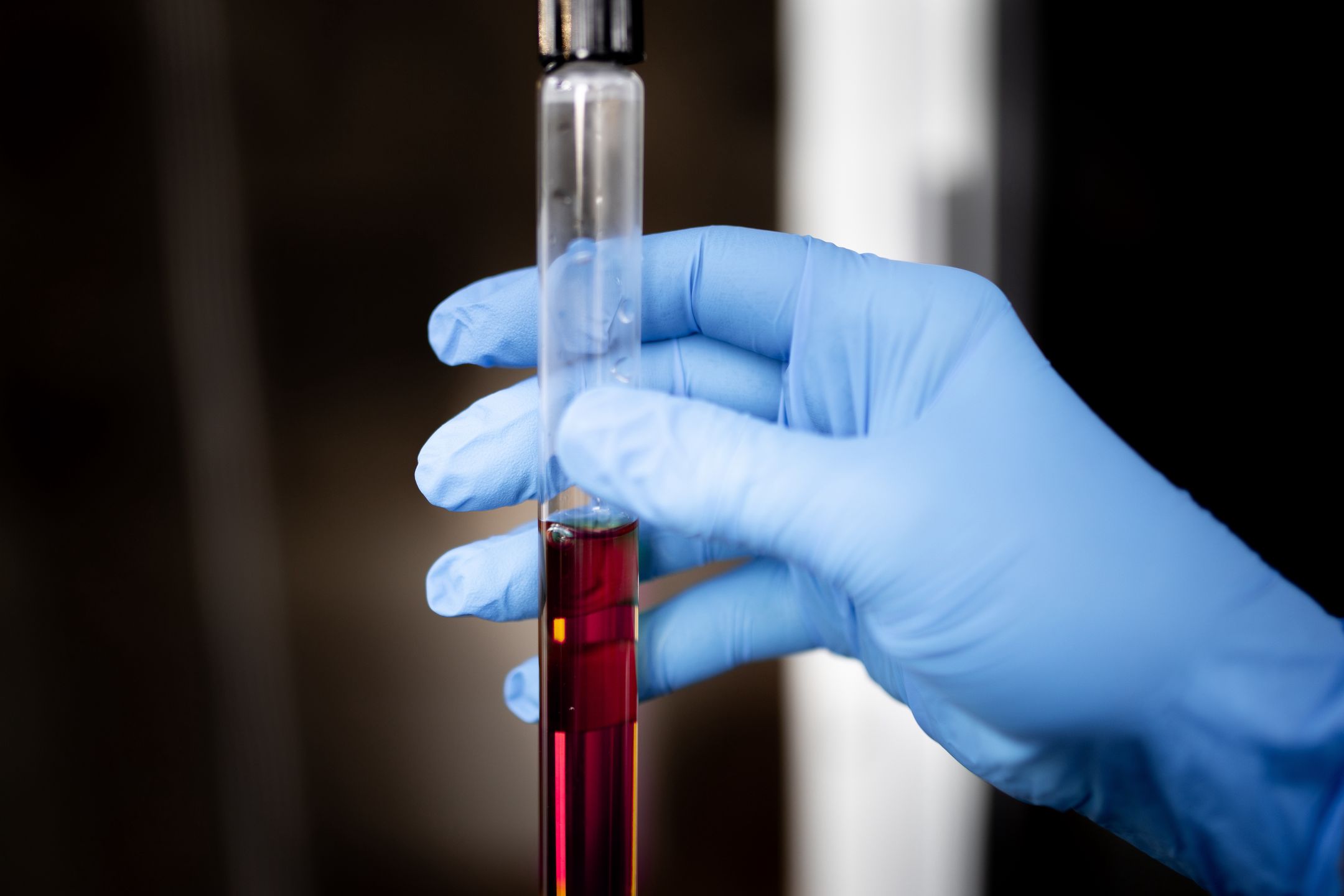 koronawirus, covid 19, laboratorium, lek, laborant, testy, pandemia, epidemia, wymaz, szczepionka, leczenie, sanepid, medyk, karetka, morfologia, probówka, chemia, naukowcy, badania, medyczne, eksperyment, doktor, ciecz, chemik, biologia, naukowy, biotechnologia, analiza, pipeta, lateks, strój ochronny, strzykawka, izolowany, szczepienia, zdrowie, szpital, narkotyk, grypa, choroba