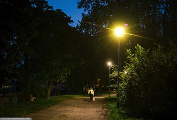 Brutalny atak w parku. Zadał cios nożem 19-latkowi i uciekł