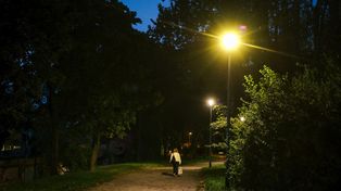 Brutalny atak w parku. Zadał cios nożem 19-latkowi i uciekł