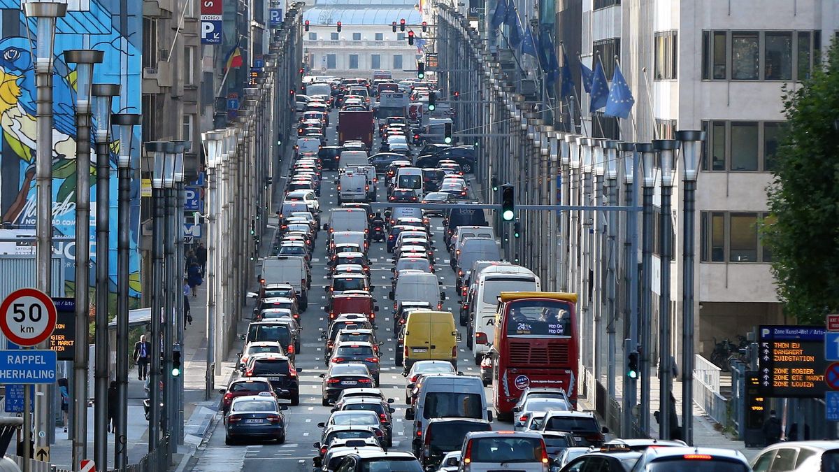 Bruksela chce zakazu jazdy autami spalinowymi